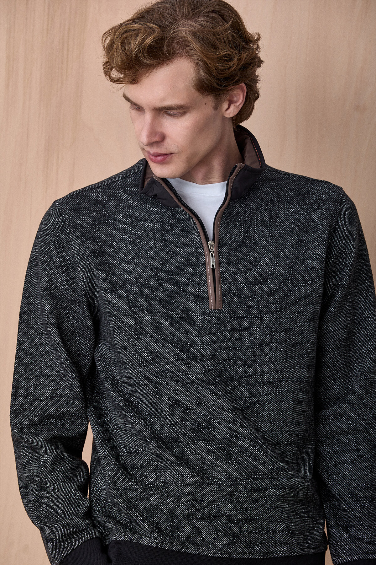 Siyah Yarım Fermuarlı Esnek Dokulu Sweatshirt - 1