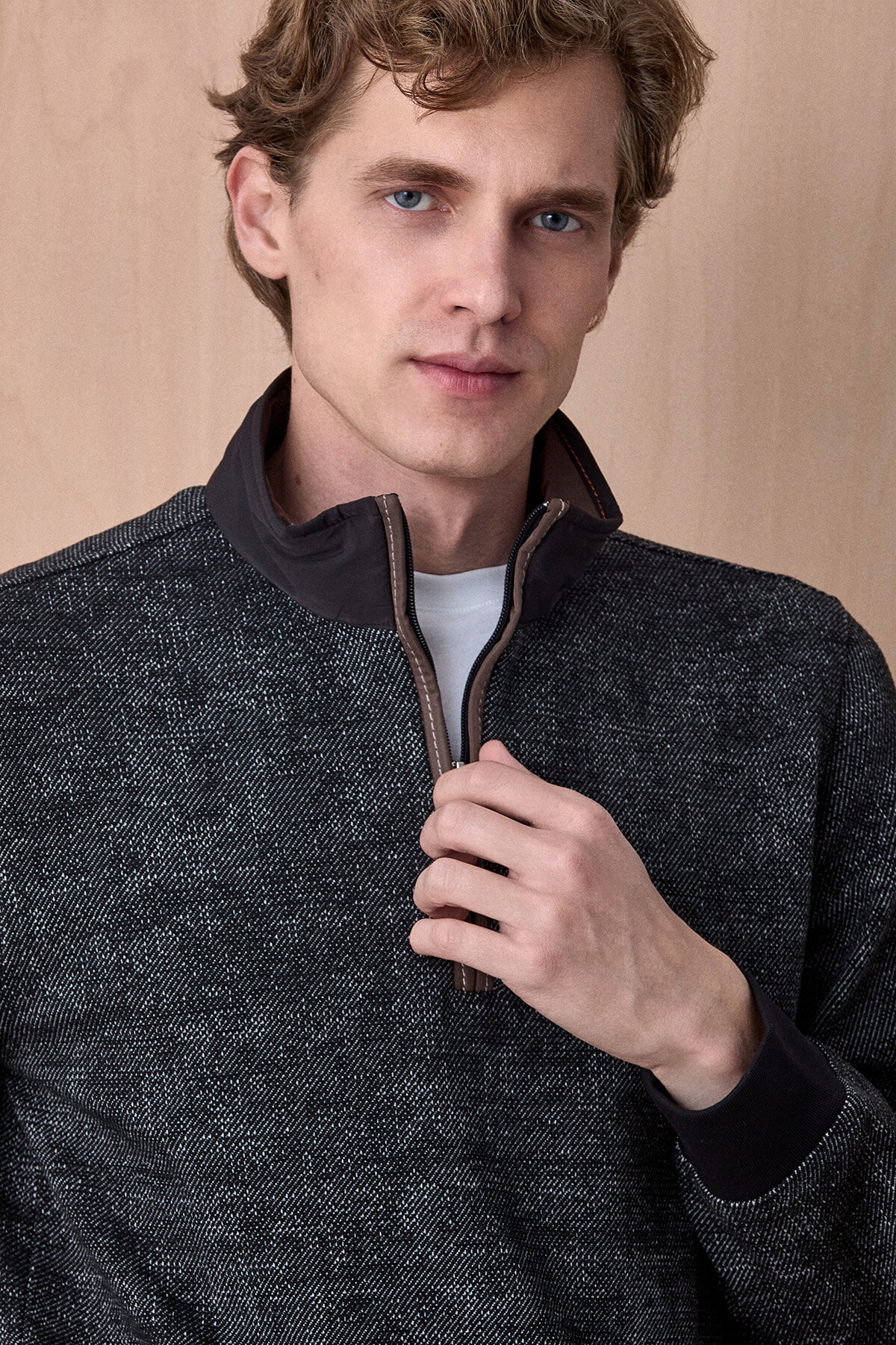 Siyah Yarım Fermuarlı Esnek Dokulu Sweatshirt - 2