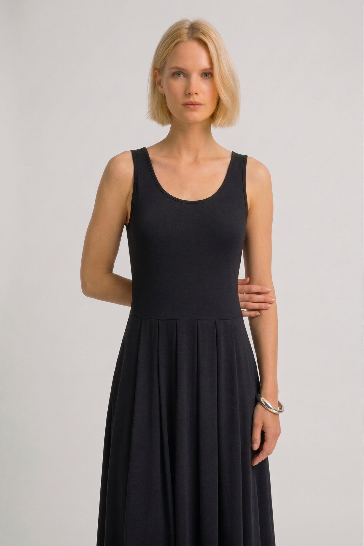 Siyah Akışkan Form Midi Elbise - 4